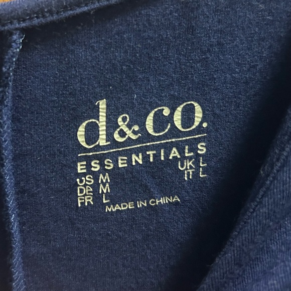 D & CO. ESSENTIALS WOMENS MEDIUM NAVY BLUE SHORT SLEEVE TOP - Picture 4 of 4